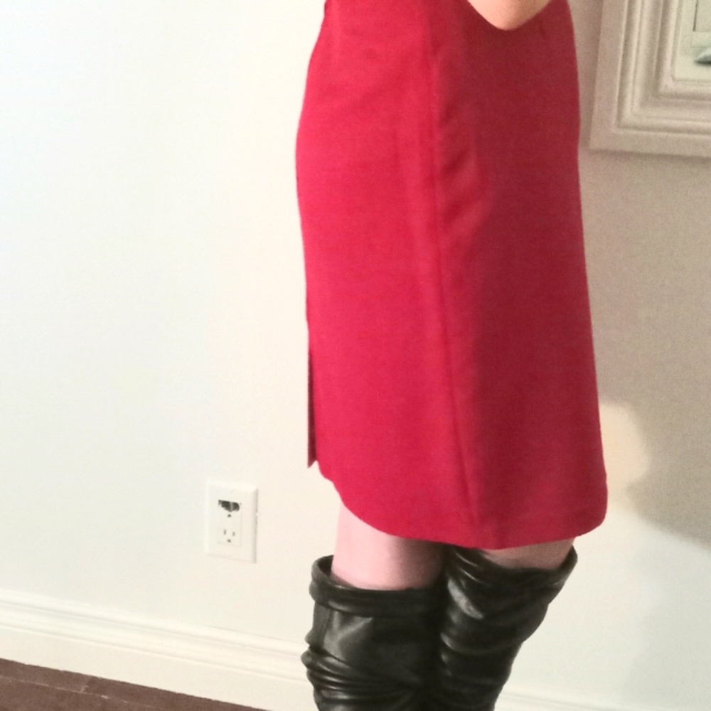 This is an Amoretti red skirt . The tag says size 7 but is a snug fit at 5-6.